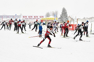 Young Koasalauf athletes racing in snowfall 